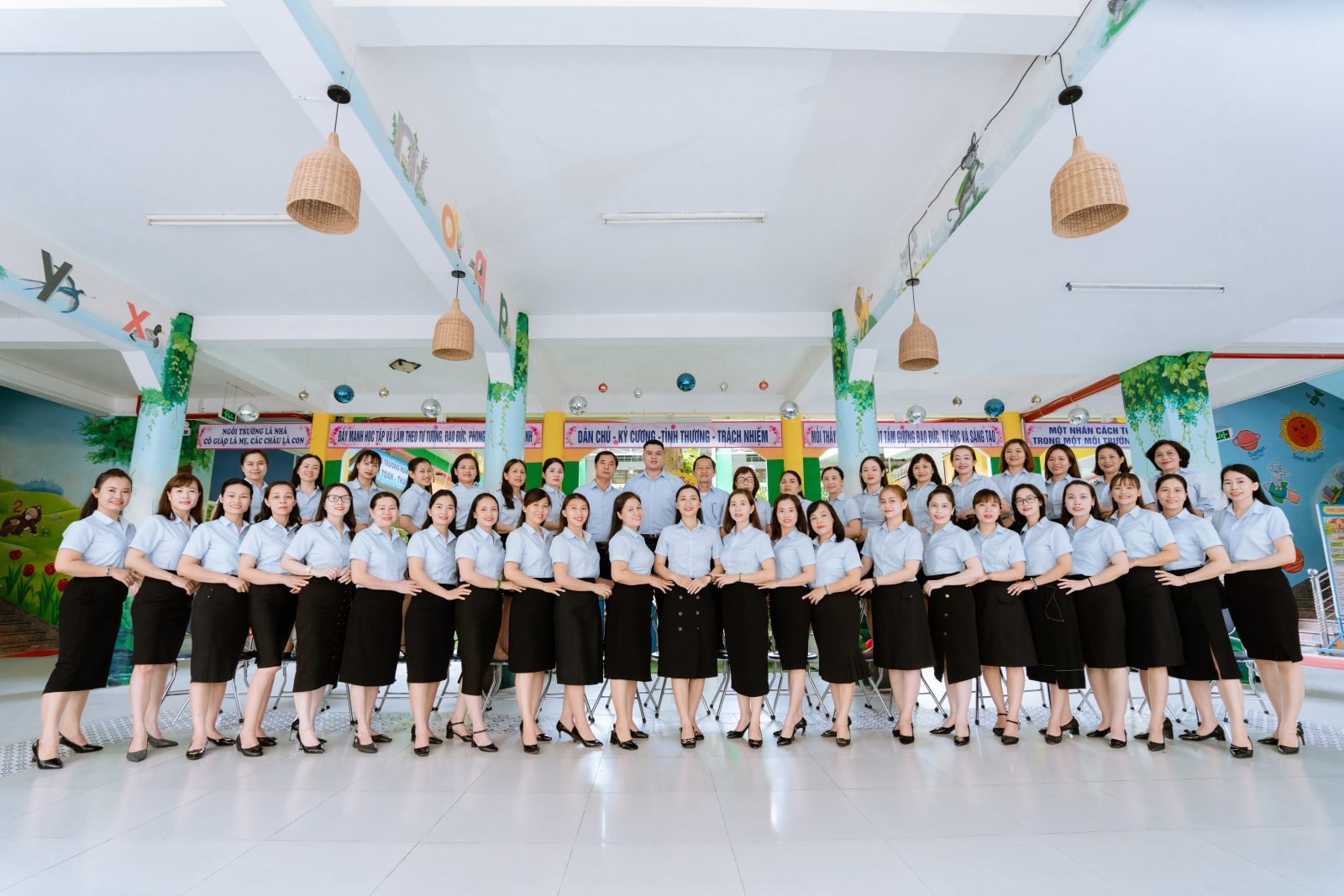 Tập thể cán bộ, giáo viên và nhân viên nhà trường