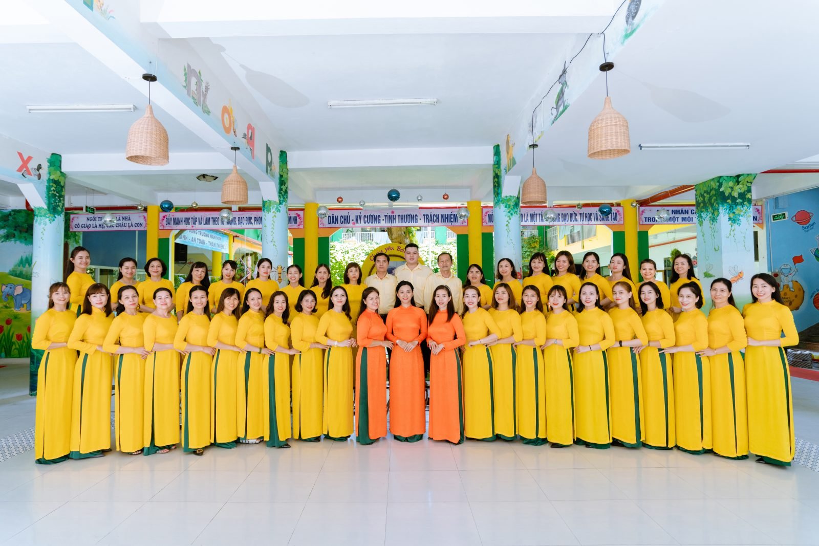 Tập thể cán bộ, giáo viên nhà trường