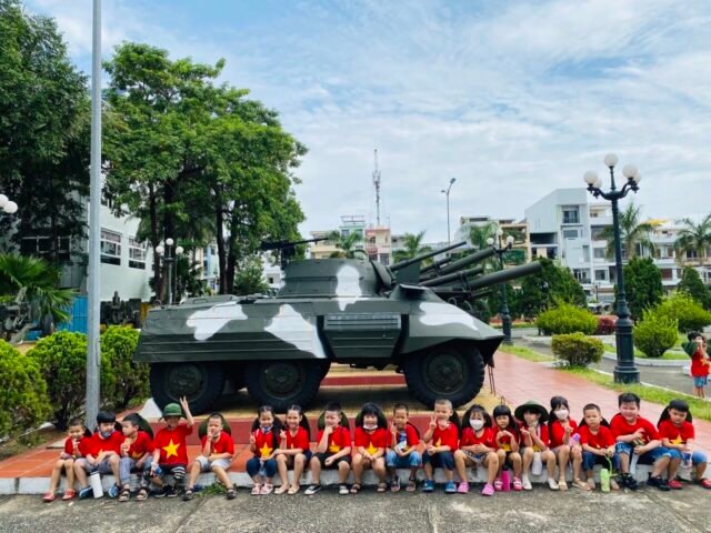 Tham quan bảo tàng Hồ Chí Minh quân khu V