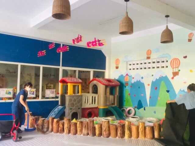 Trường MN 19/5 tiếp tục thực hiện ra quân tổng dọn vệ sinh, diệt lăng quăng, bọ gậy, phòng chống bệnh sốt xuất huyết