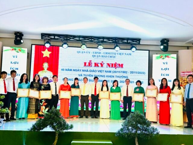 Khen thưởng Danh hiệu Chiến sĩ thi đua thành phố và Bằng khen của chủ tịch UBNDTP năm học 2021-2022