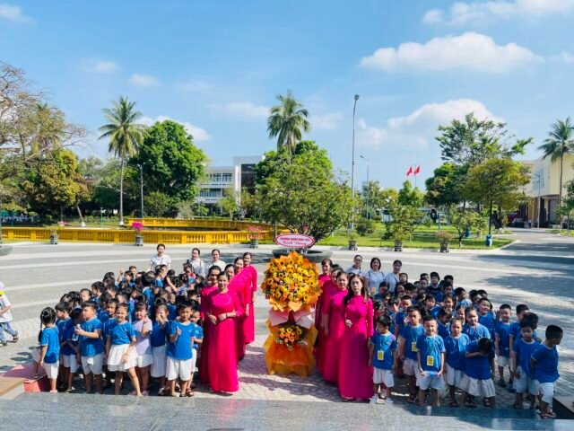 Chi bộ trường MN 19/5 thực hiện tổ chức cho các đồng chí đảng viên dâng hương, tham quan tại Bảo tàng Hồ Chí Minh chi nhánh Quân khu 5.
