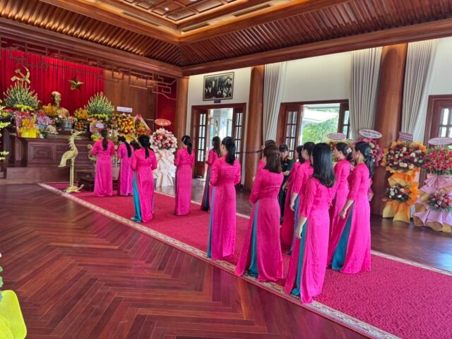 CHI BỘ THAM QUAN, DÂNG HƯƠNG TẠI BẢO TÀNG QUÂN KHU V NHÂN KỶ NIỆM 135 NĂM SINH NHẬT BÁC HỒ